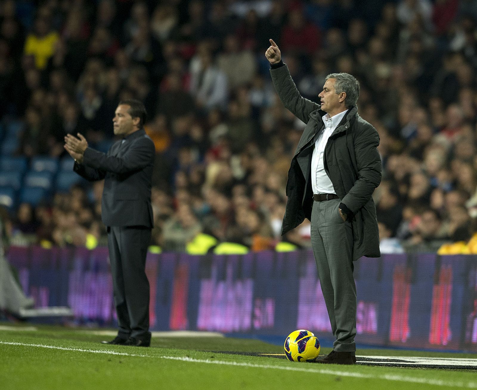 El entrenador del Real Madrid, Jose Mourinho, da instrucciones durante el partido