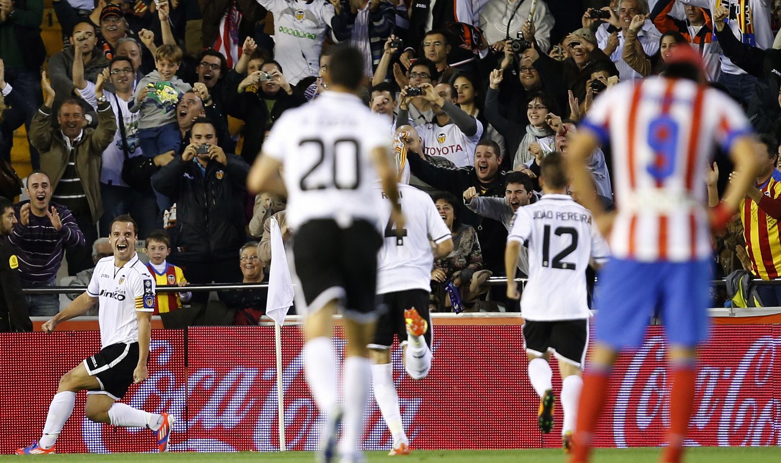 Roberto Soldado (L) celebra el gol del Valencia con sus compañeros.