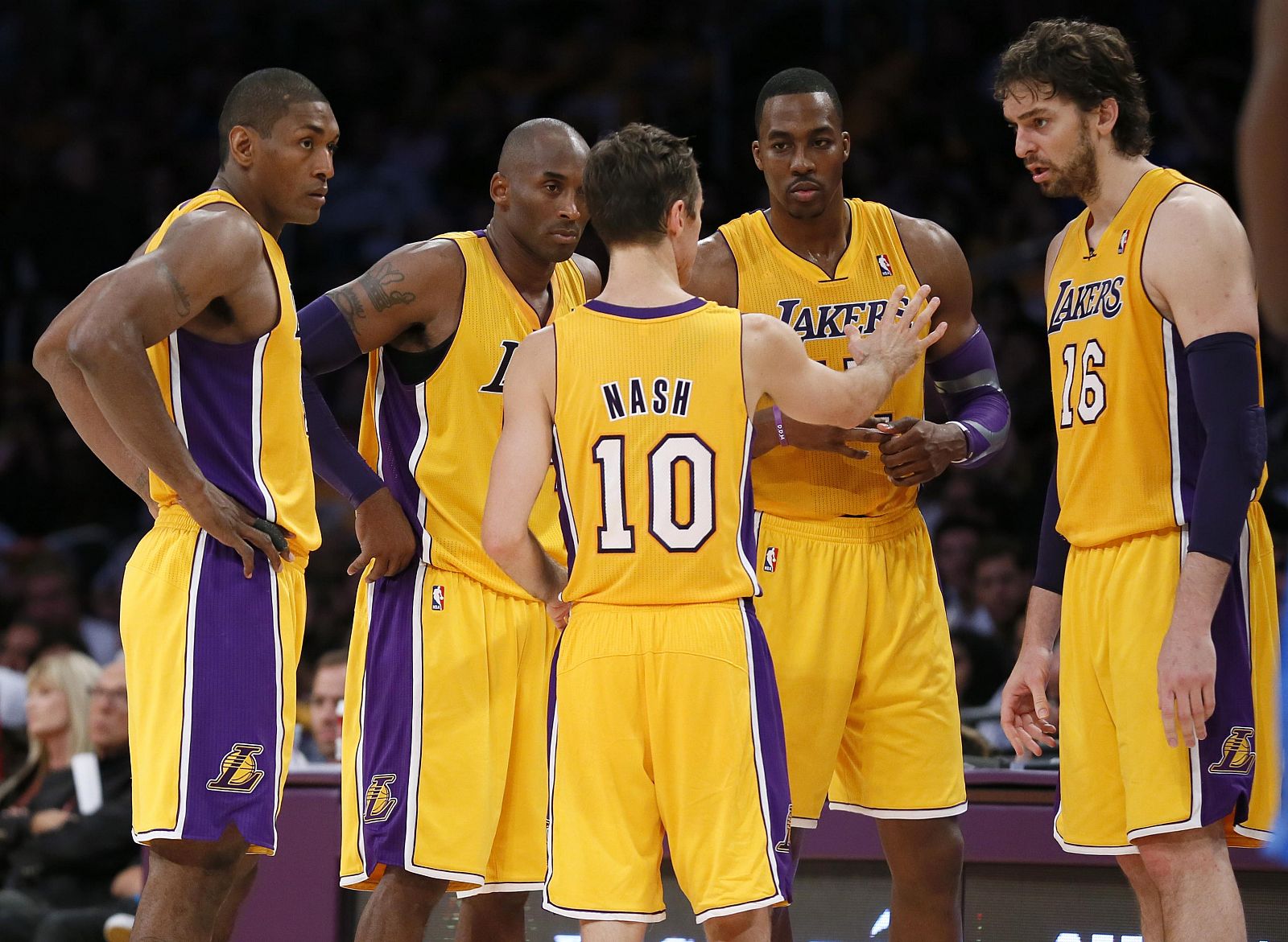 Los titulares de los Lakers, con Pau Gasol a la derecha, conversan en un descanso