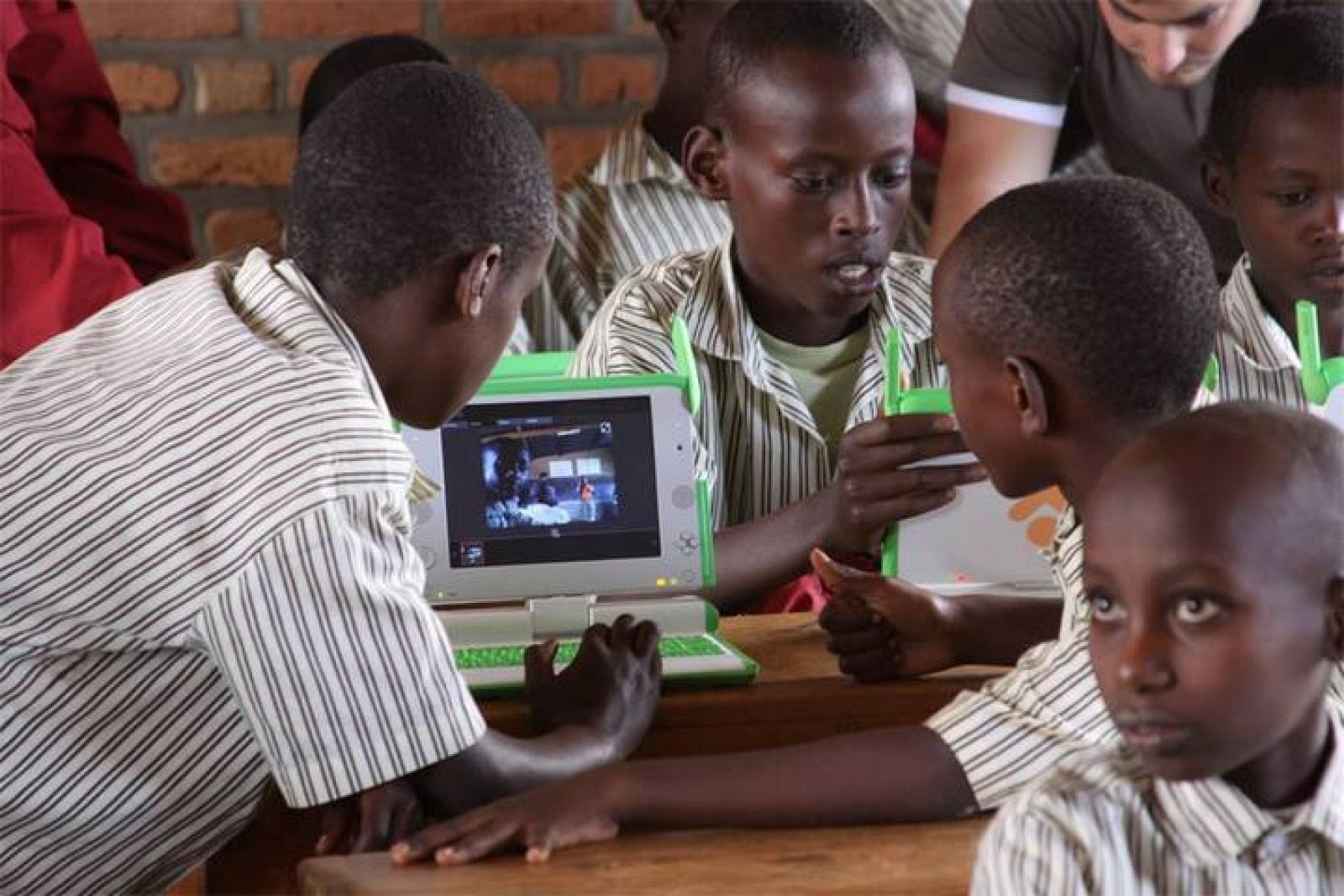 Unos niños africanos trabajando con los ordenadores del proyecto OLPC. 