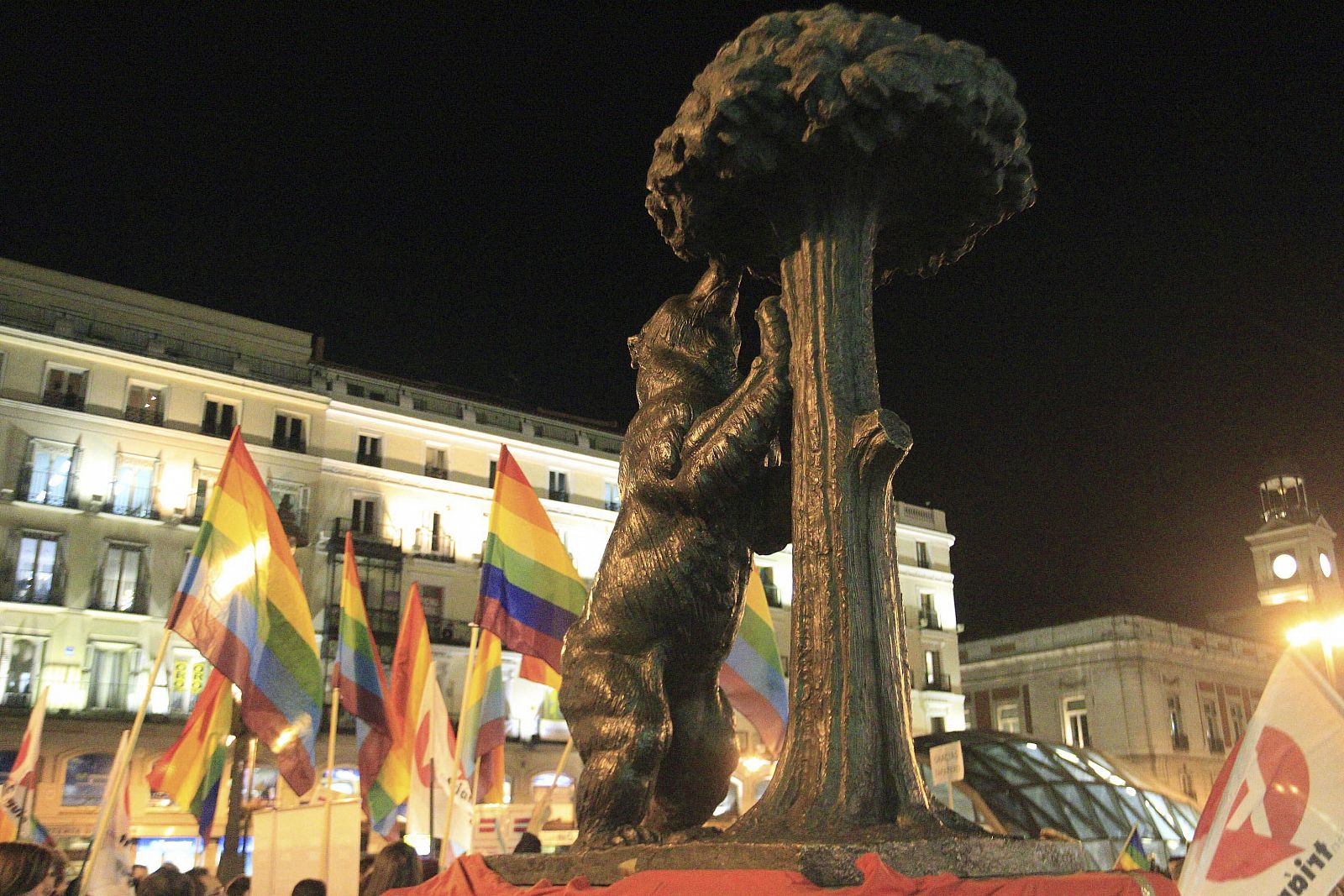 Banderas arcoiris junto a la escultura del Oso y el Madroño, en la Puerta del Sol en Madrid, donde colectivos de gays y lesbianas celebran la decisión adoptada por el Tribunal Constitucional.