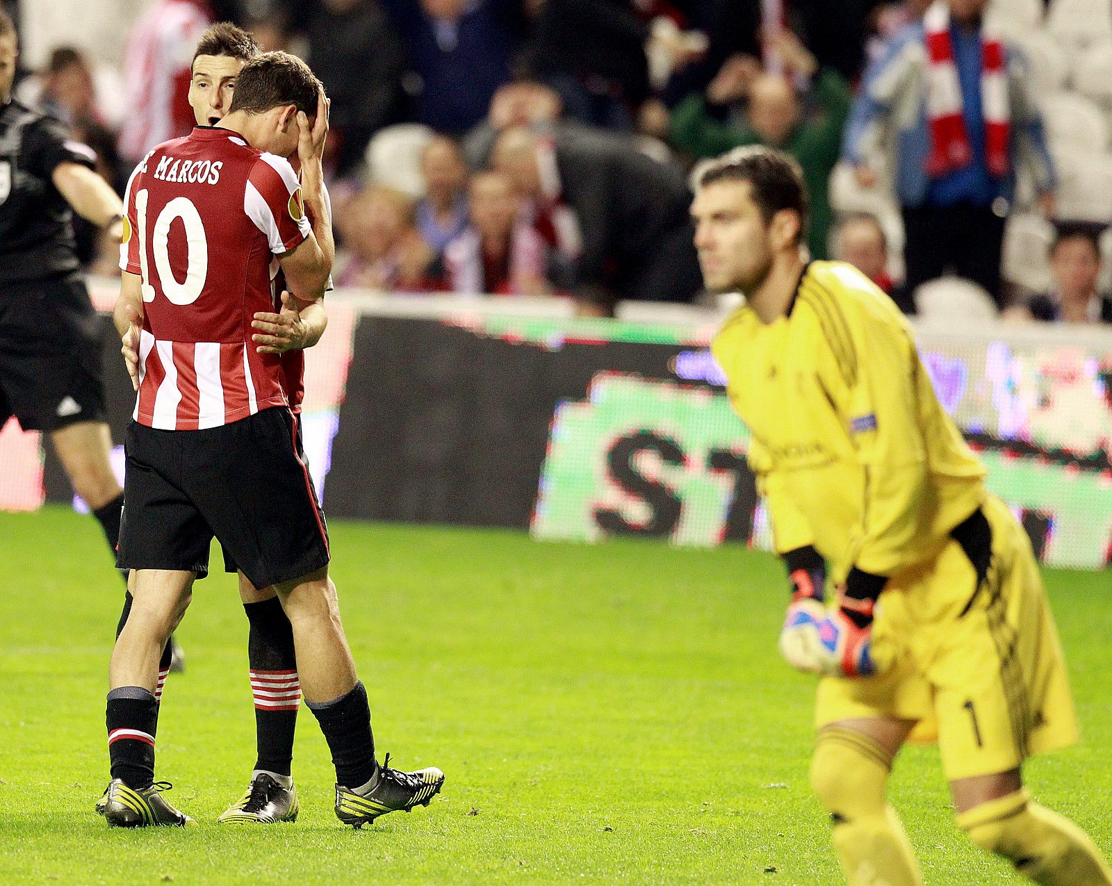 El delantero del Athletic de Bilbao Aduriz (i) consuela a su compañero De Marcos.