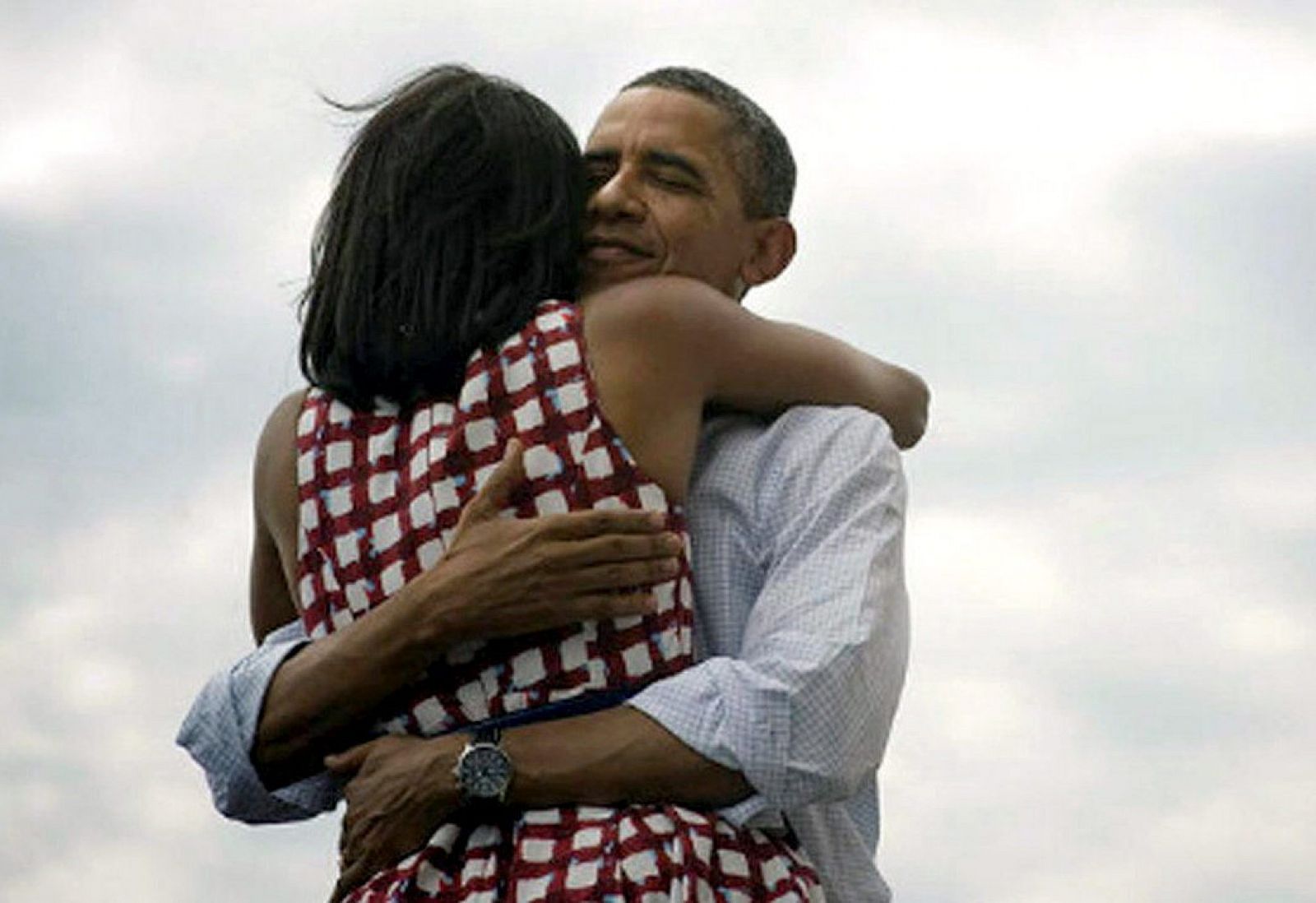 El presidente de EEUU, Barack Obama, abraza a su mujer Michelle en una fotografía que colgó en su propia cuenta de la red social Twitter tras conocer su victoria