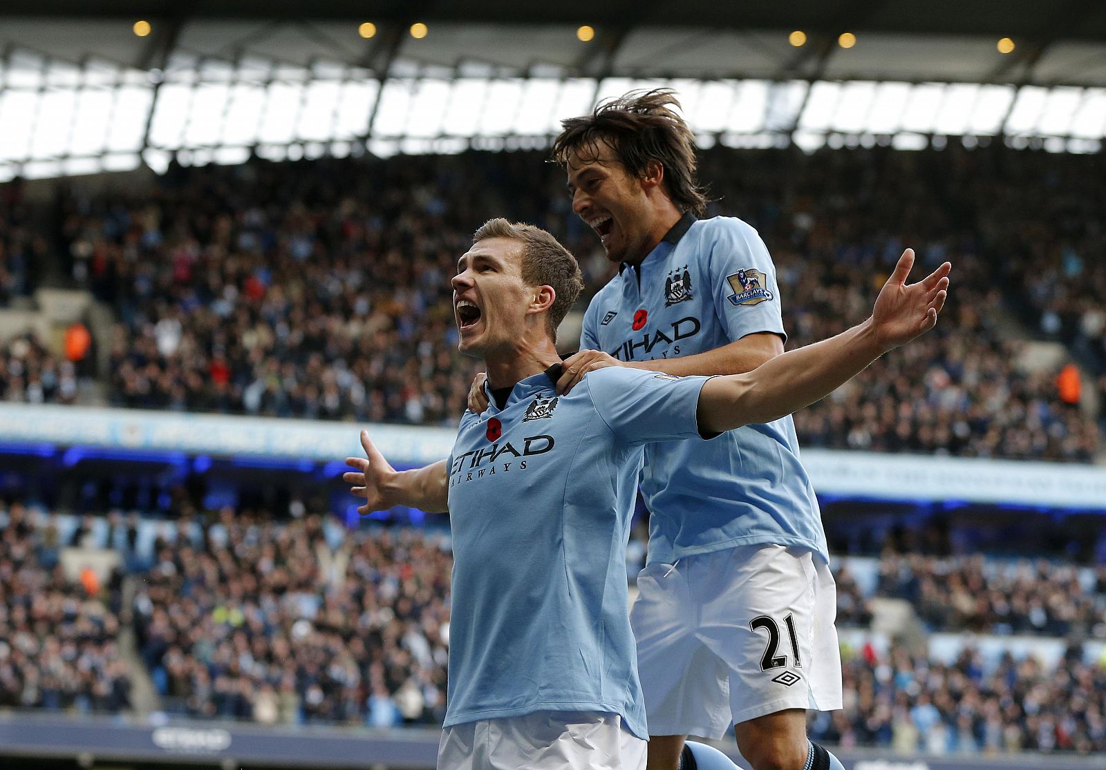Dzeko y Silva, del Manchester City, celebran el gol del primero contra el Tottenham