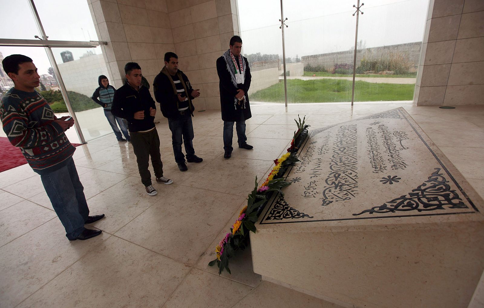Palestinos rezan ante la tumba de Yasir Arafat en Ramala