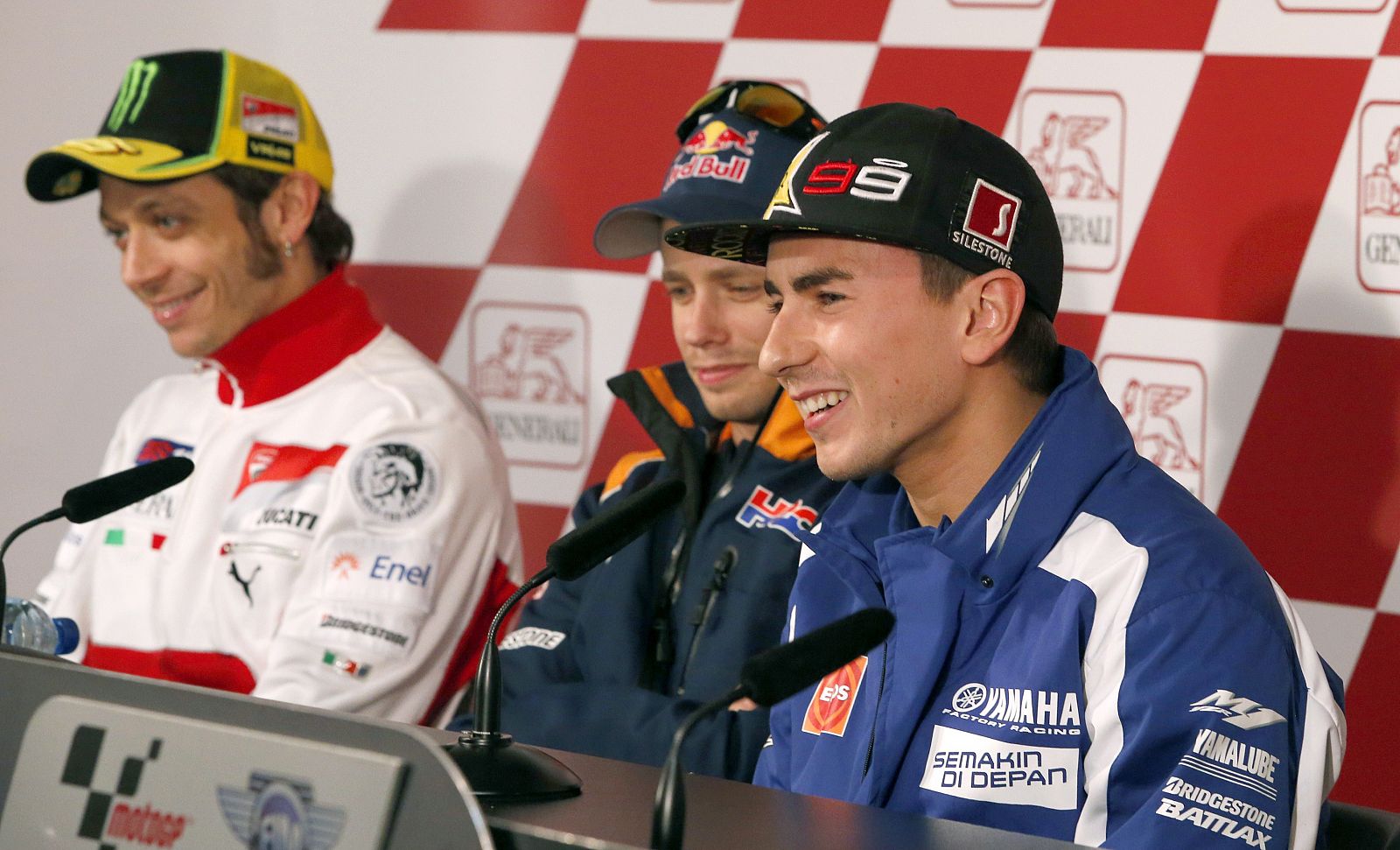 Jorge Lorenzo, junto a Casey Stoner y el que volverá a ser su compañero en Yamaha, Valentino Rossi.