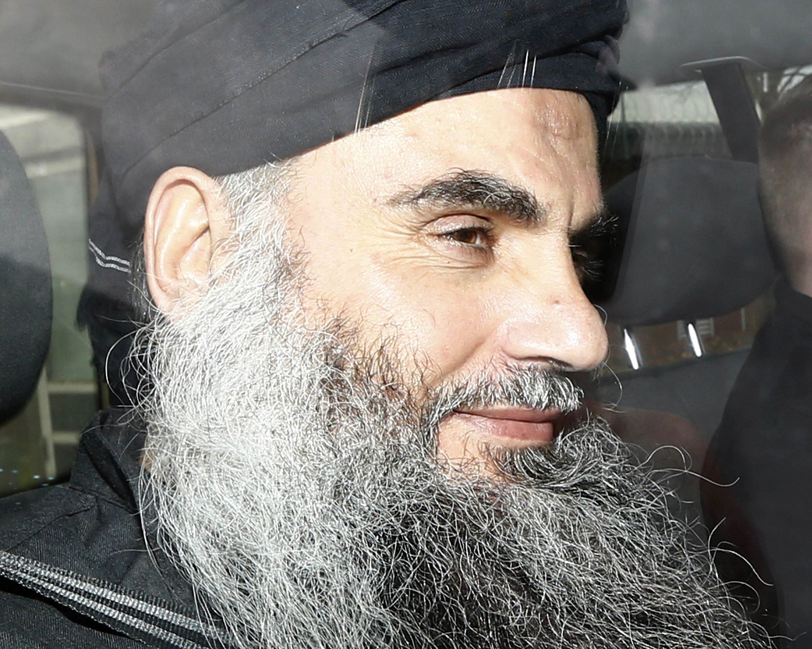 El clérigo musulmán Abu Qatada deja la prisión de Long Lartin, en Reino Unido