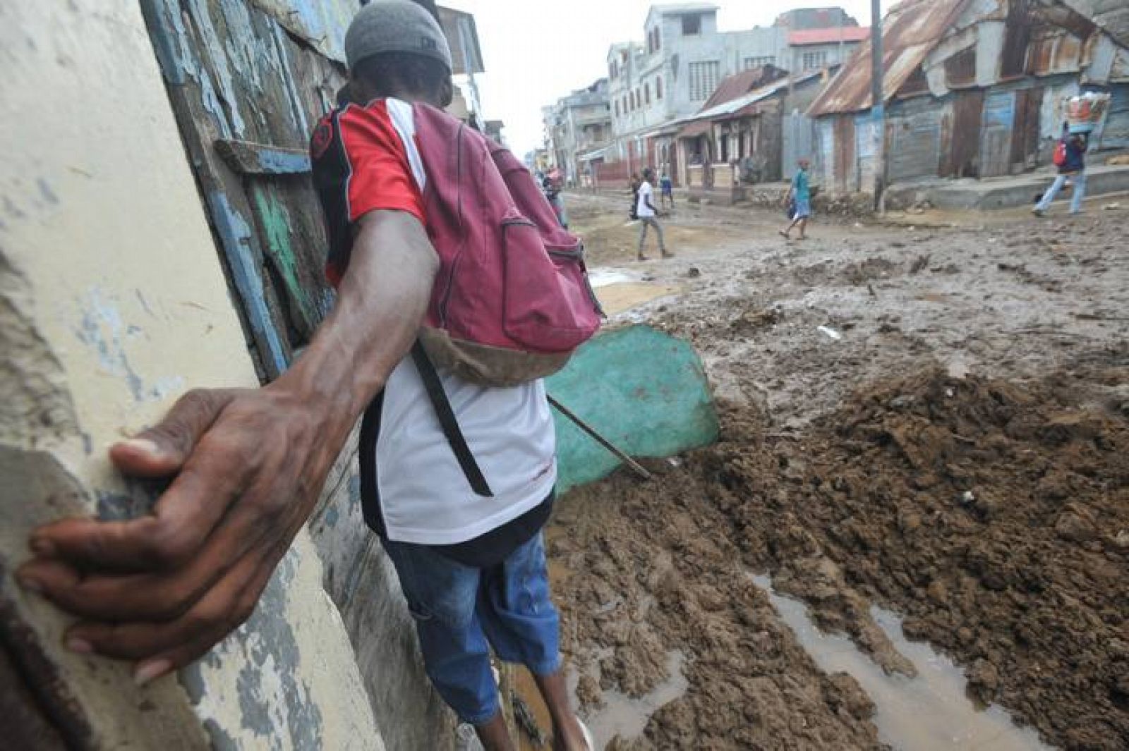 Calles destrozadas en Vertieres, suburbio de Cap-Haitien, en Haití