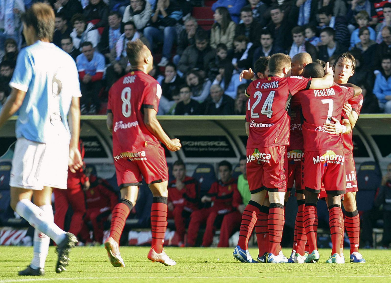 Los jugadores del Mallorca celebran su primer gol ante el Celta de Vigo.