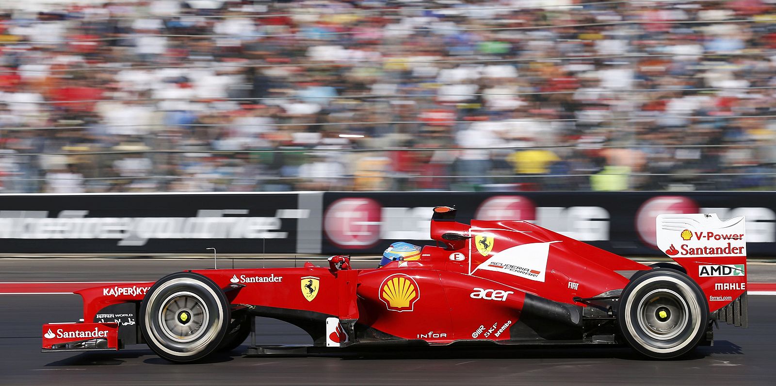 El piloto de Fórmula 1 Fernando Alonso rueda sobre el circuito de Austin.