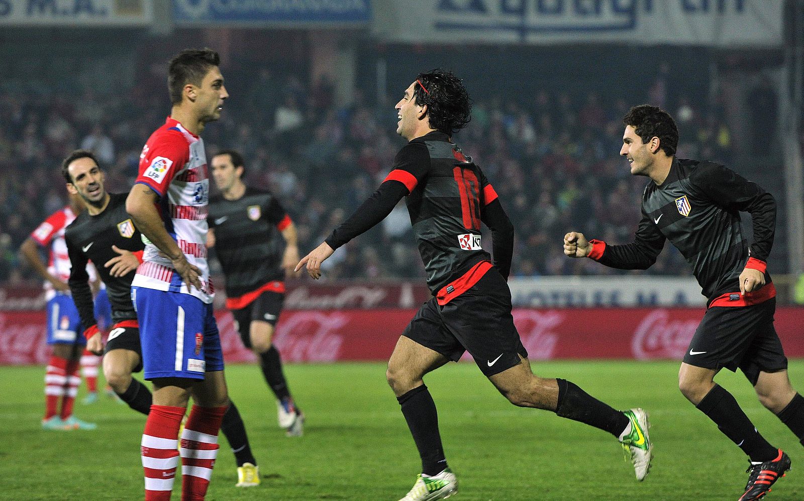 El centrocampista turco del Atlético de Madrid, Arda Turan (c), celebra su gol.
