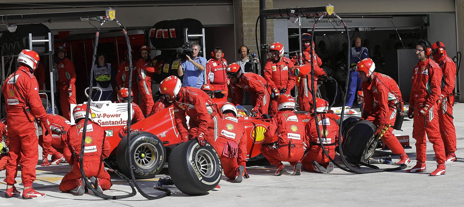 Los miembros del equipo Ferrari de Fórmula 1 atienden a Fernando Alonso en Austin