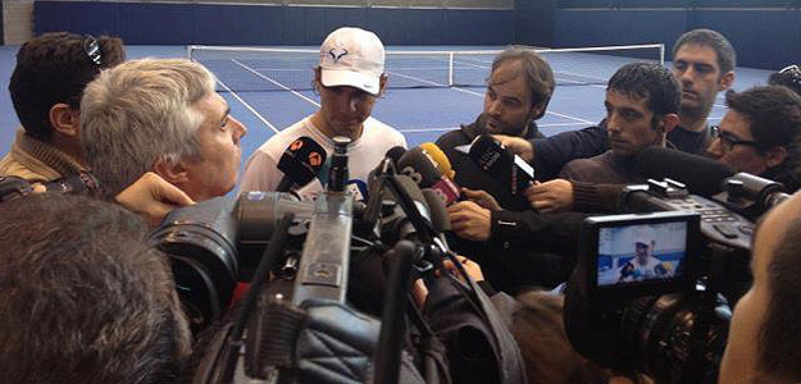 Rafa Nadal atiende a los medios de comunicación en Manacor tras su primer entrenamiento después de su lesión.