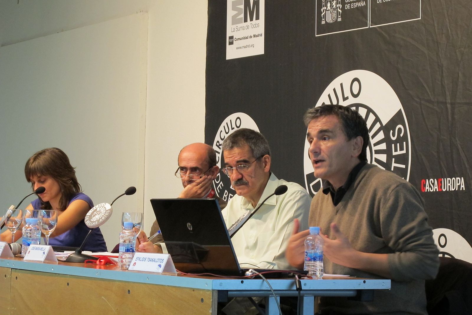 De izquierda a derecha, Bibiana Medialdea, José Caldas, José María Mella (moderador) y Euclides Tsakalotos.