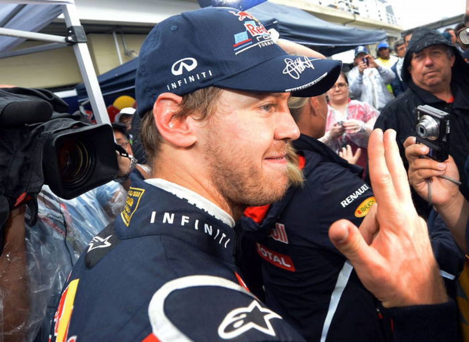 Sebastian Vettel señala con tres dedos sus tres Mundiales de Fórmula 1