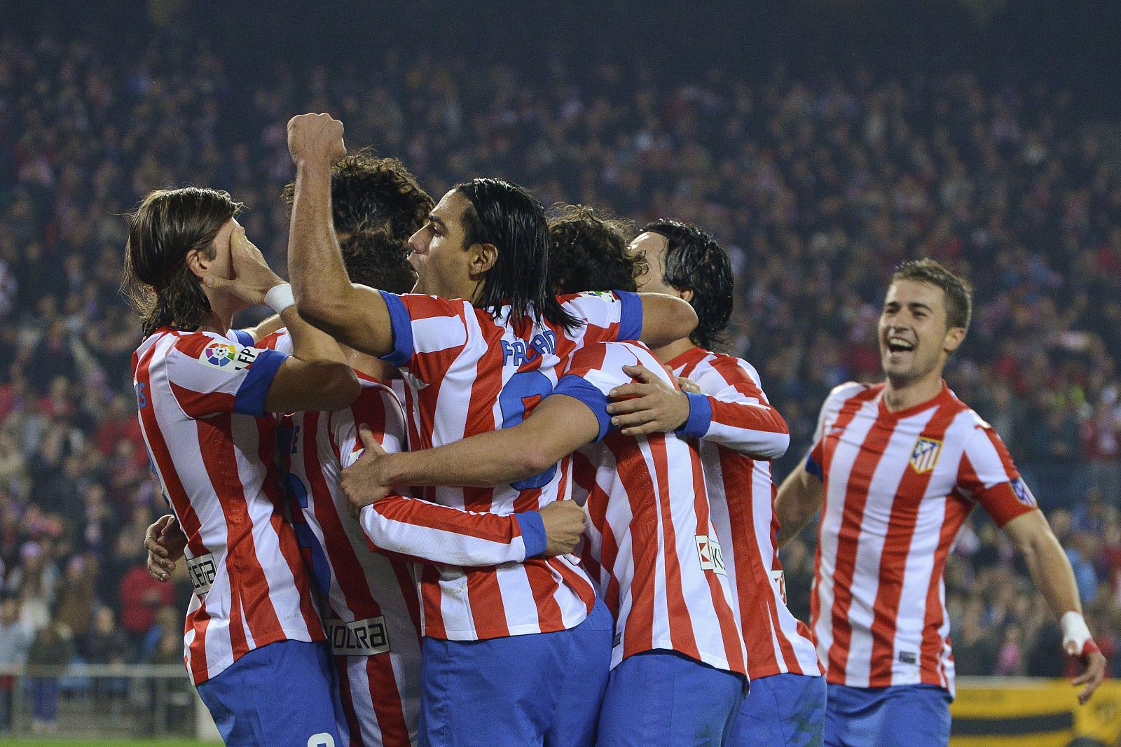 Los jugadores del Atlético celebran uno de los cuatro goles al Sevilla