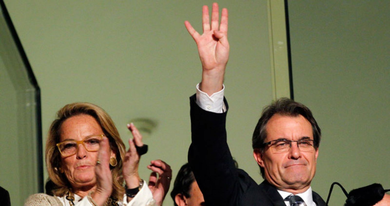 Artur Mas saluda a los militantes de CiU desde el balcón del hotel Majestic en la noche del 25N