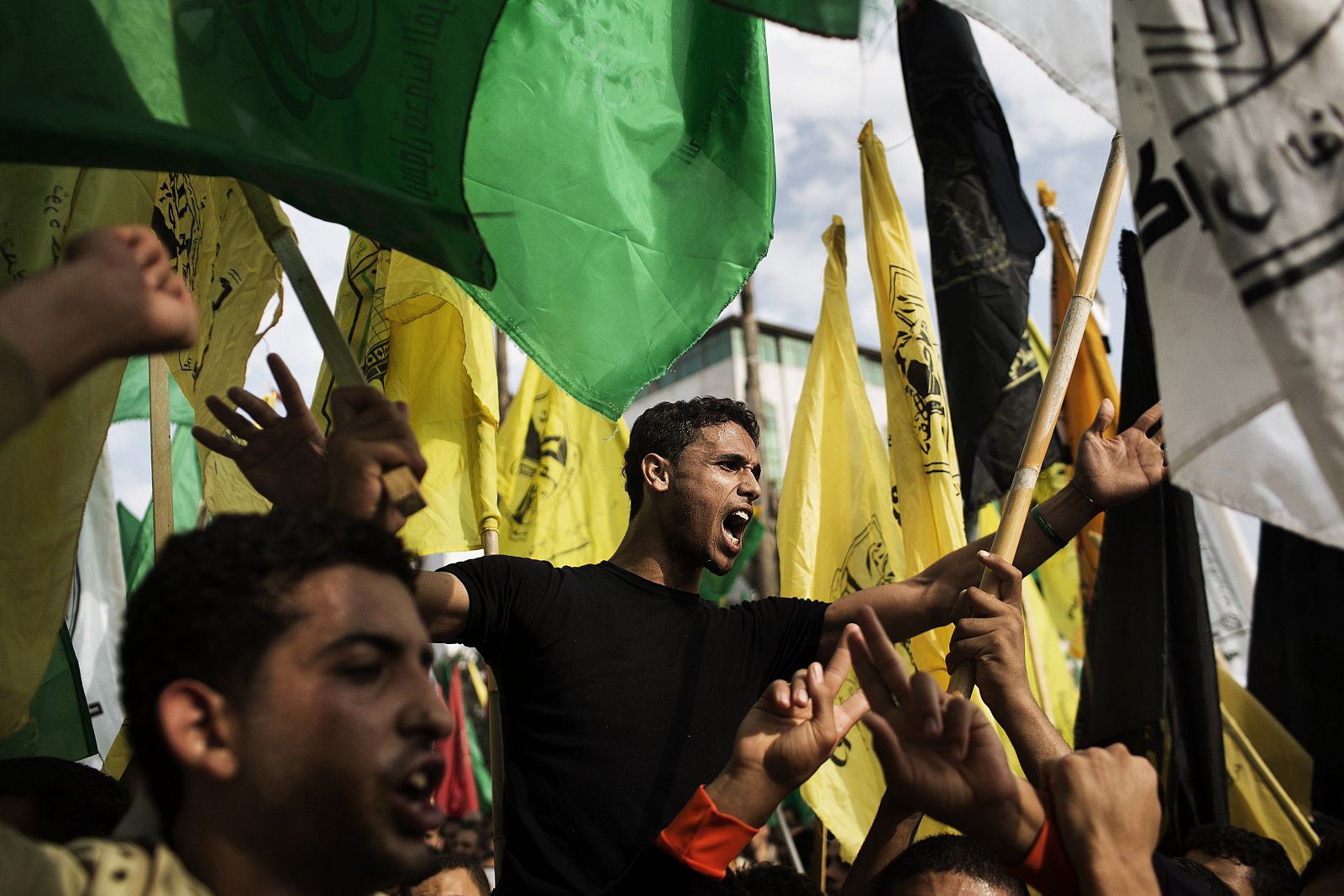 Banderas de Hamás y Fatah durante las celebraciones en Gaza el 22 de noviembre, tras el alto el fuego con Israel