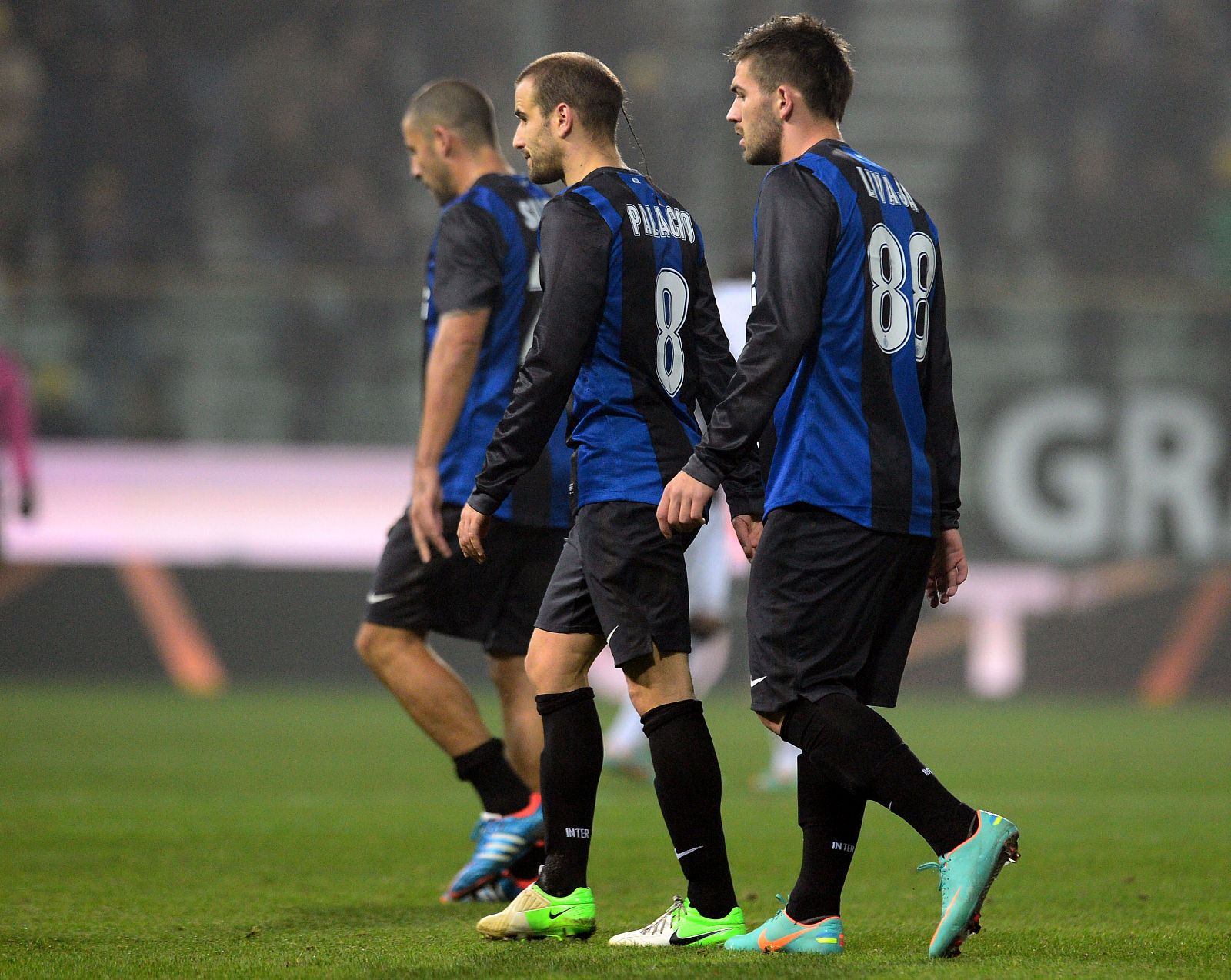 Jugadores del Inter de Milán abandonan cabizbajos la cancha del Parma
