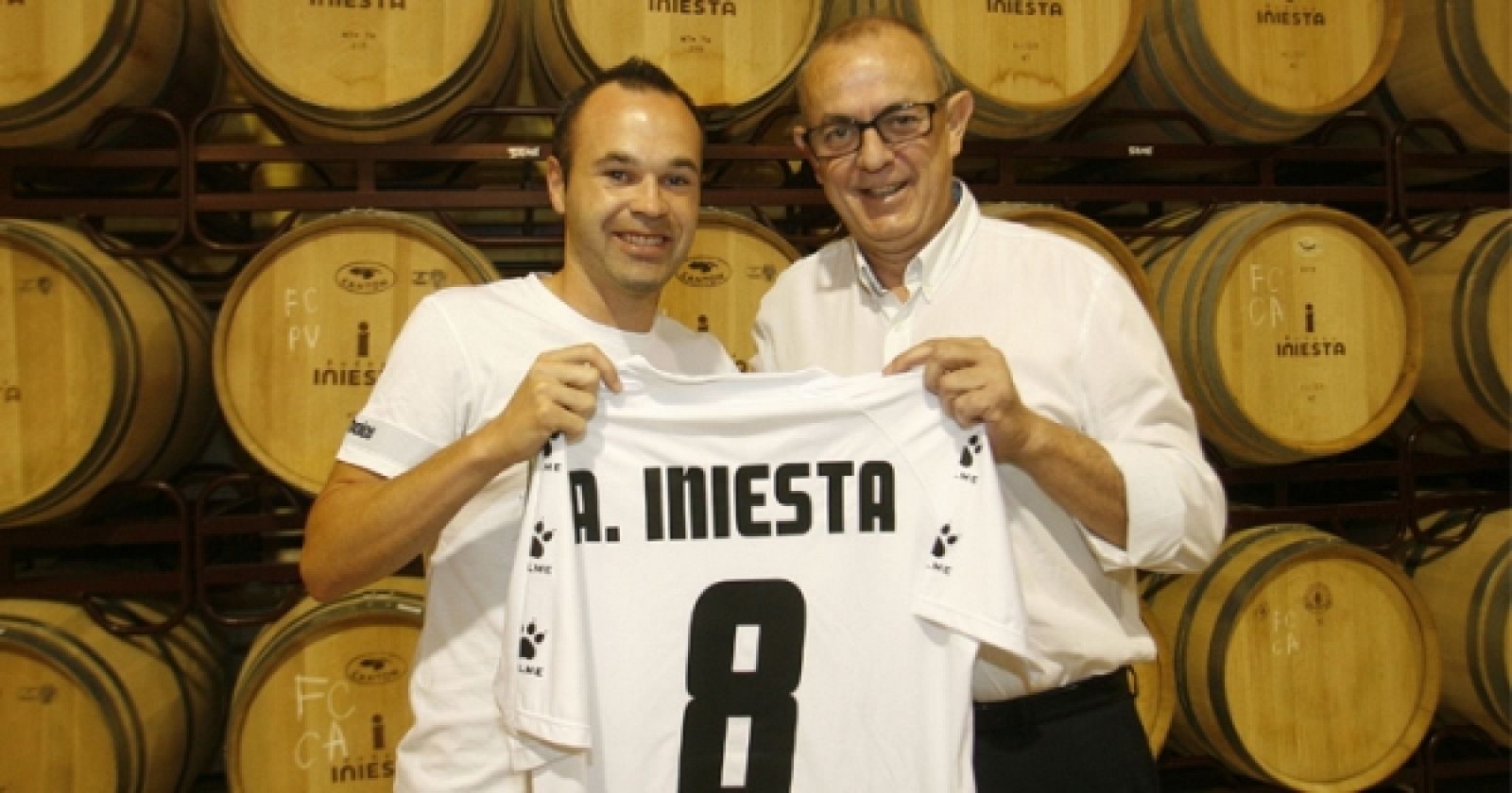 Andrés Iniesta junto al presidente del Albacete, Aurelio Milla, muestra una camiseta del 'Alba' con el nombre del internacional manchego