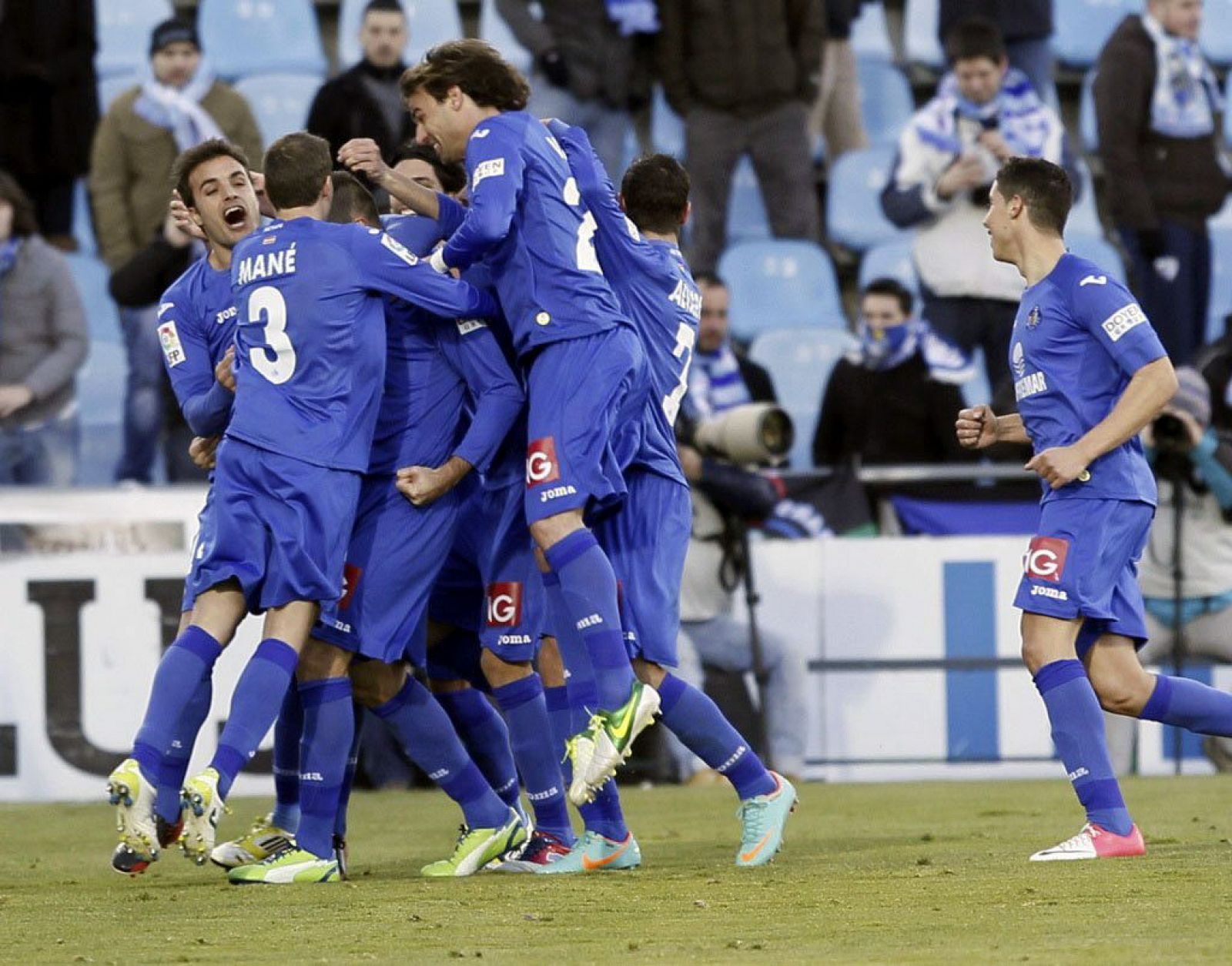 Los jugadores del Getafe celebran el gol de su equipo, materializado por el defensa Albert Lopo.