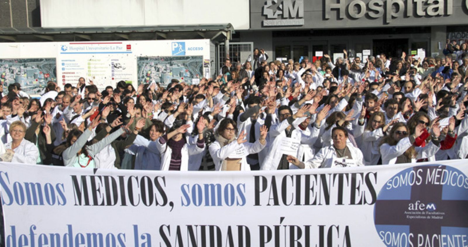 600 médicos bailan frente al hospital de La Paz para defender la sanidad pública madrileña