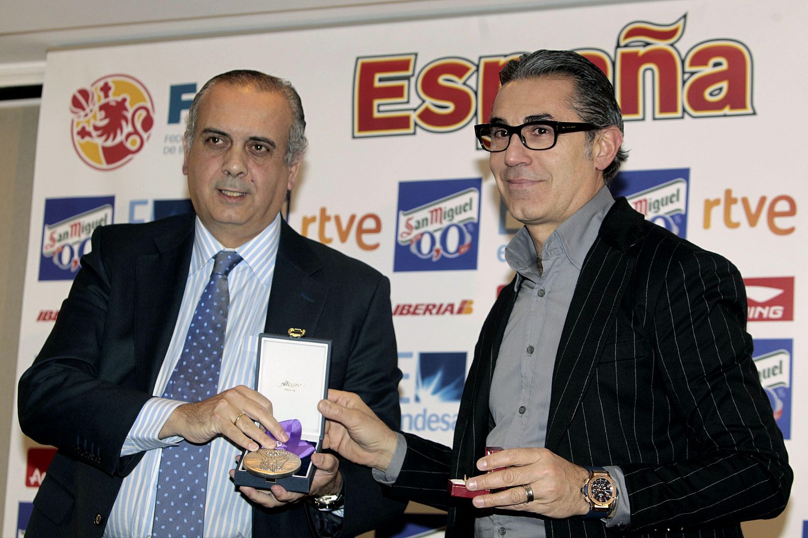 El ex seleccionador nacional de baloncesto, Sergio Scariolo, con el presidente de la Federación, José Luis Sáez