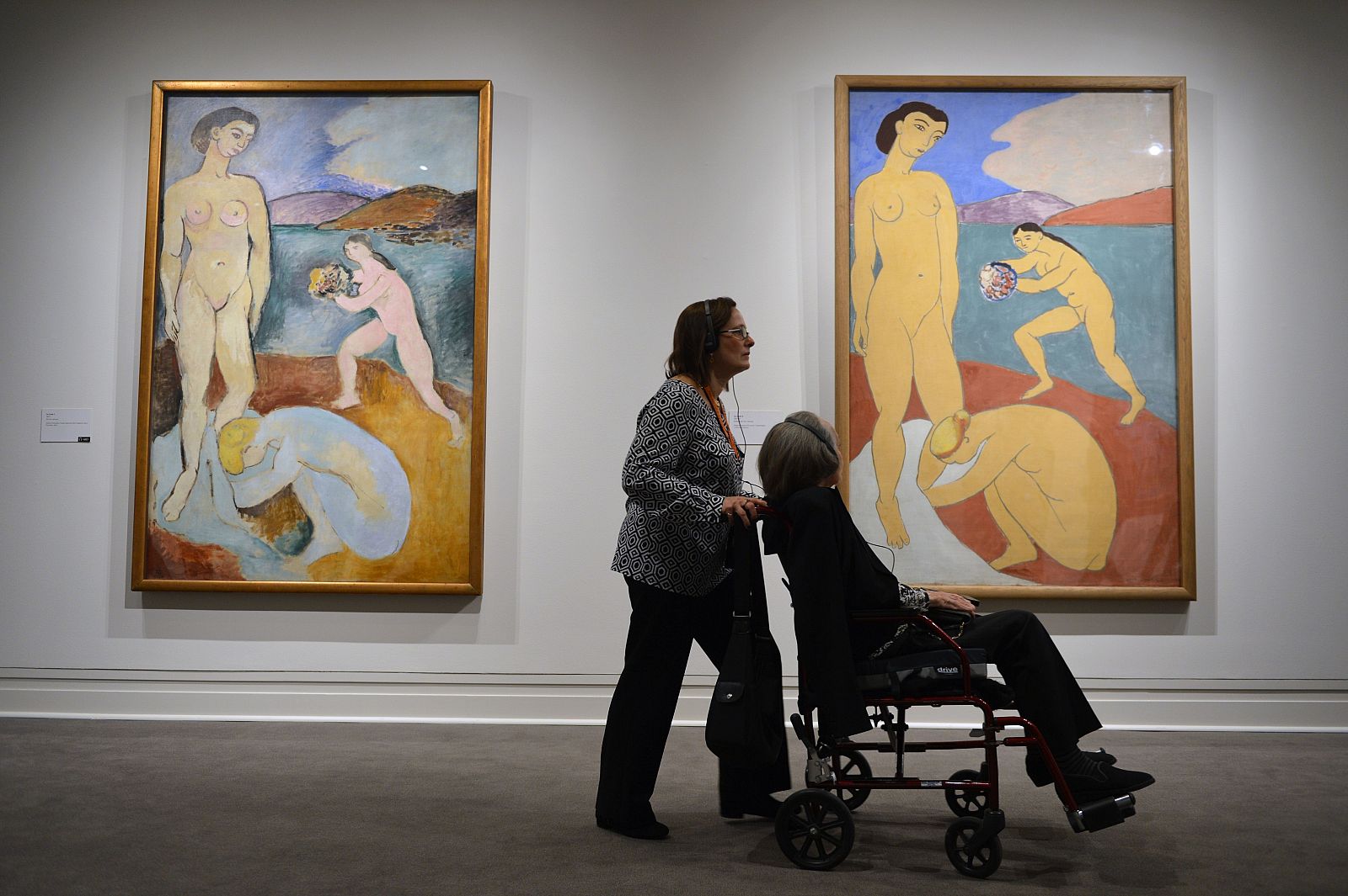 Dos espectadoras frente a 'Le Luxe I' (1907) y 'Le Luxe II' (1907-08), en la exposición "Matisse: En busca de la pintura verdadera', en el Metropolitan de Nueva York.