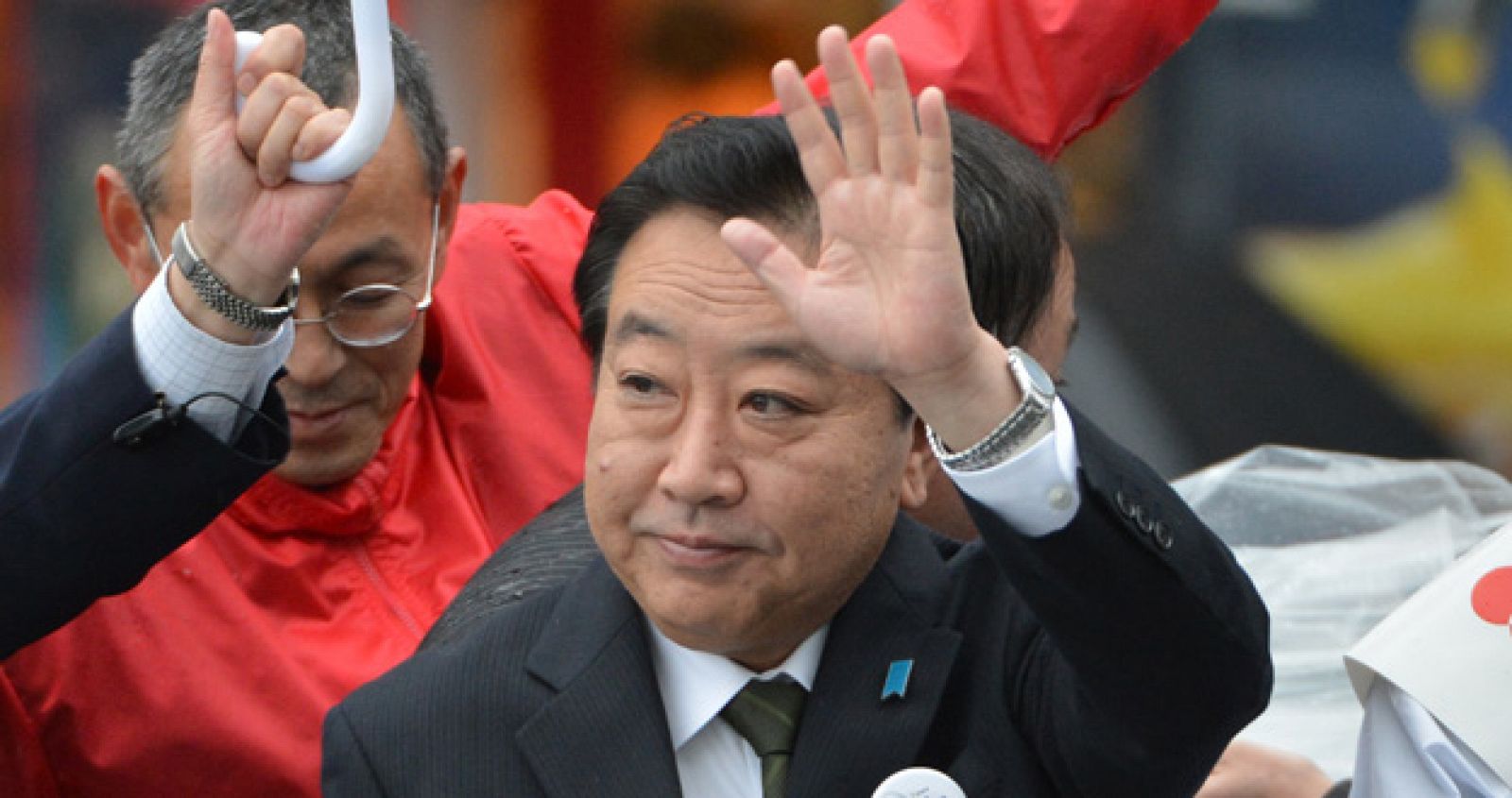 El primer ministro de Japón, Yoshihiko Noda, saluda a la gente en el arranque de la campaña de las generales del 16 de diciembre