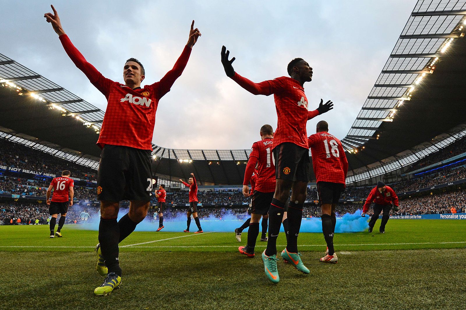 Los jugadores del United celebran el gol de Robin Van Persie.