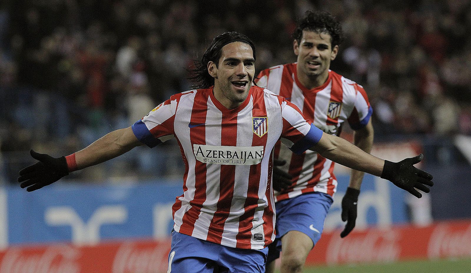 El delantero colombiano del Atlético de Madrid, Radamel Falcao (i), celebra uno de sus goles.