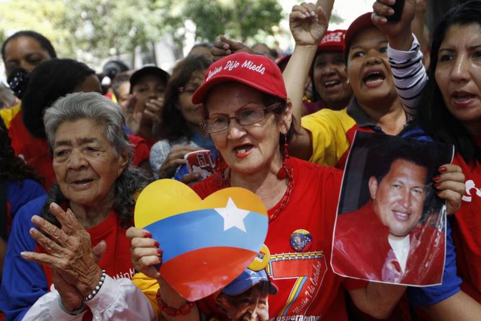 Los venezolanos muestran su apoyo a Chávez en la plaza Bolivar de caracas