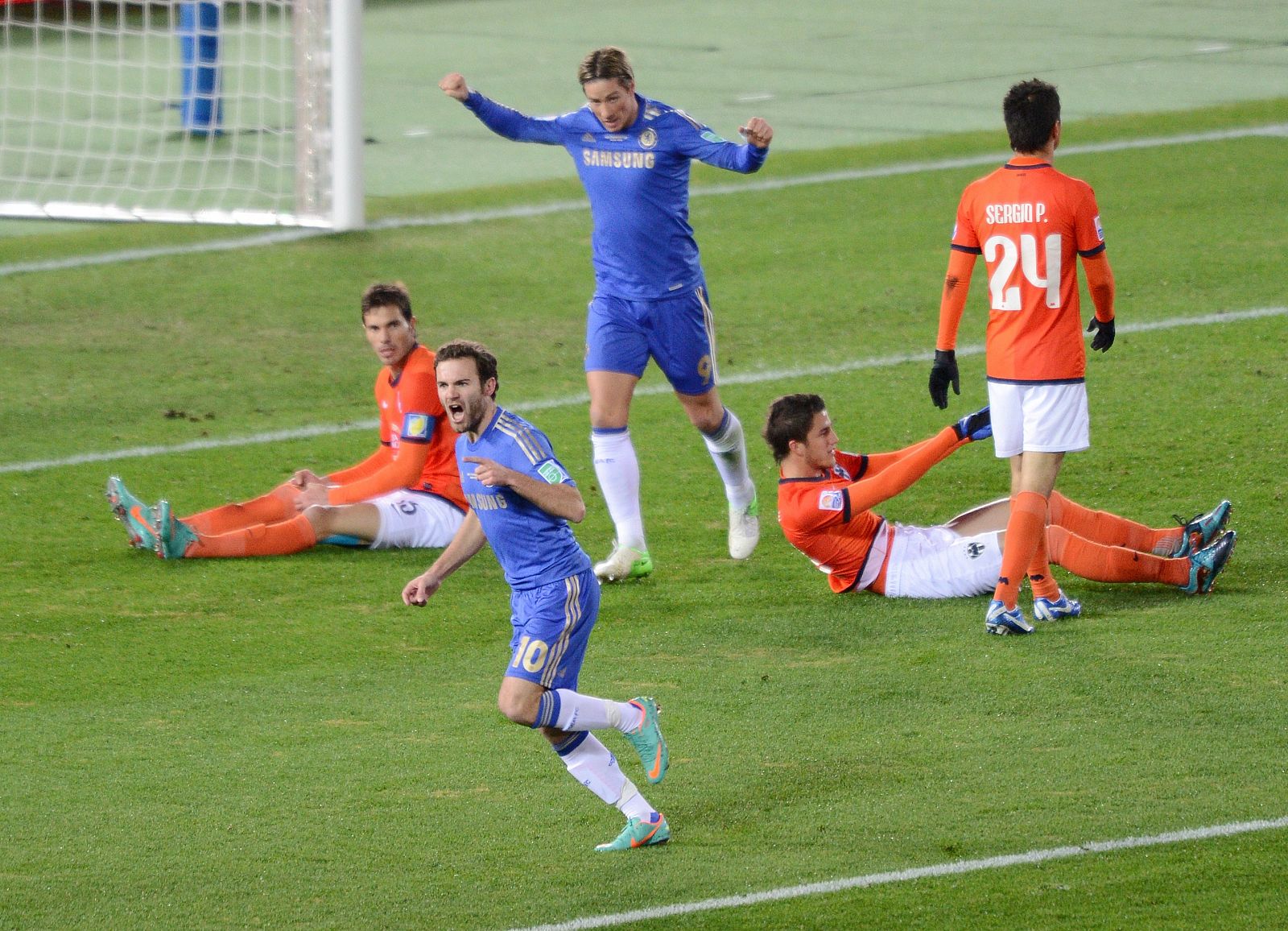 Juan Mata celebra el primer gol del Chelsea, con Fernando Torres al fondo