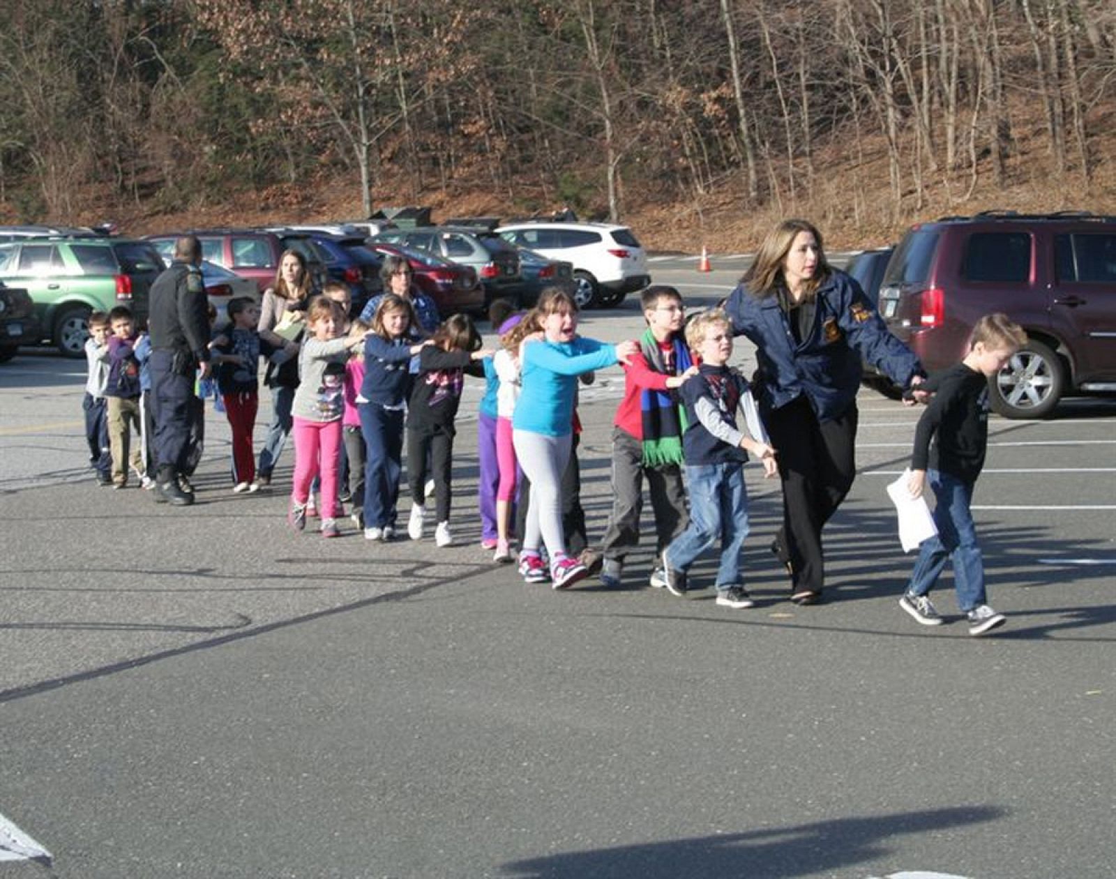 Un grupo de niños es conducido fuera del colegio tras el tiroteo