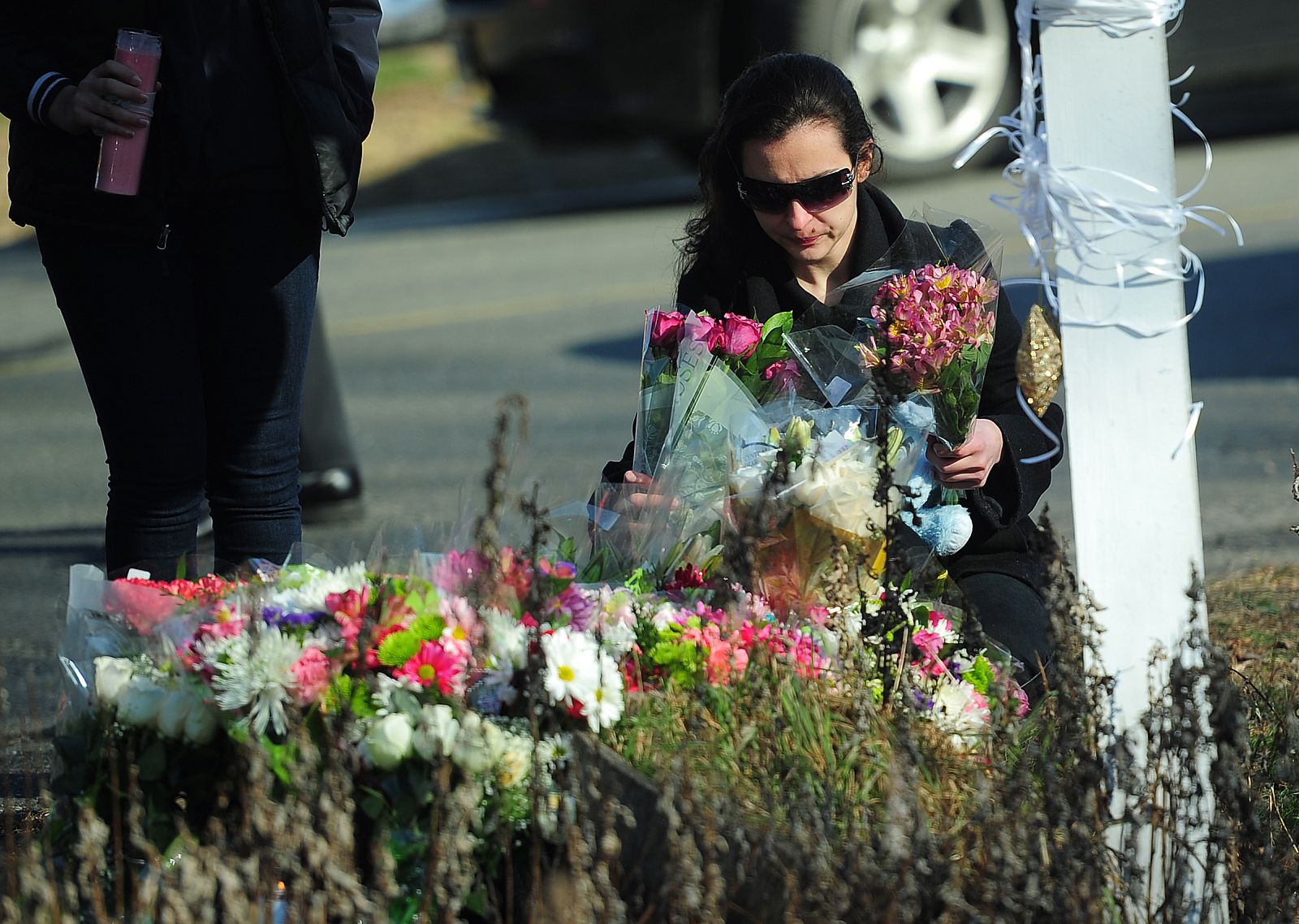 Flores en memoria de las víctimas de Newtown