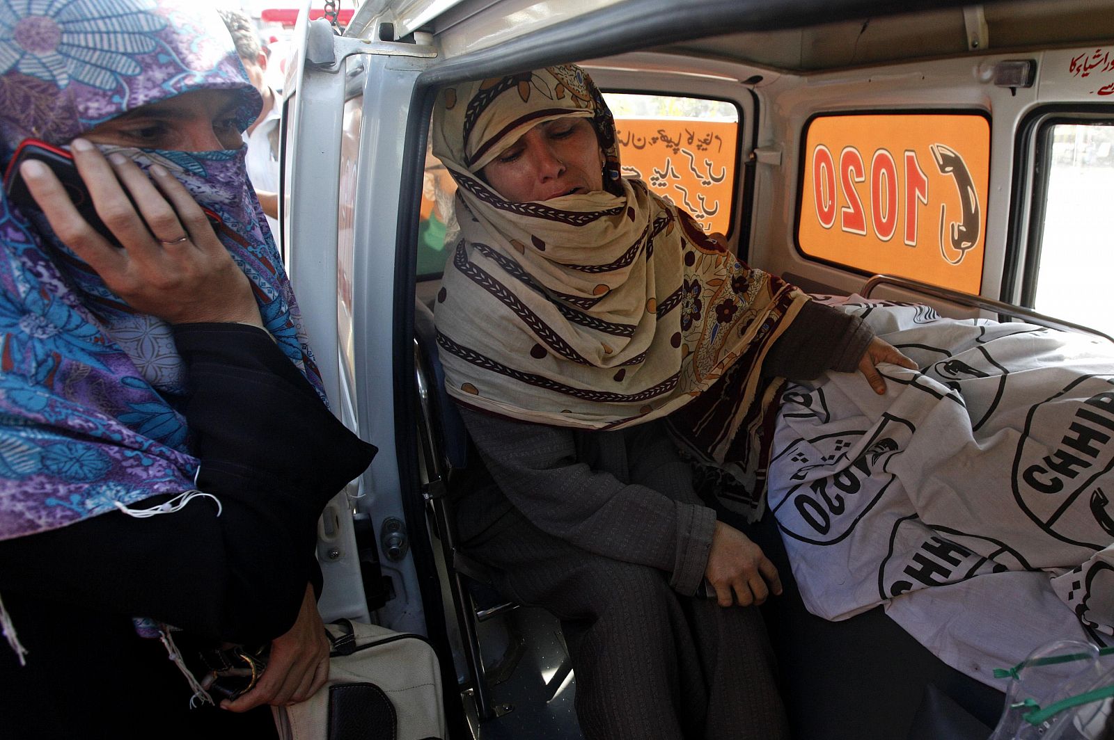 Rukhsana Bibi llora junto al cuerpo de su hija Madiha, trabajadora de la campaña anti-polio, asesinada en Karachi, Pakistán