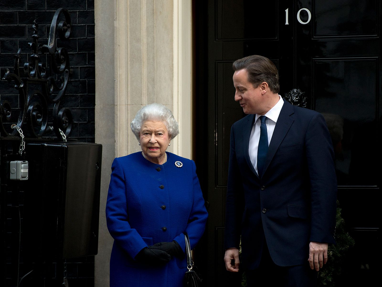 El primer ministro británico, David Cameron, recibe a la reina Isabel II en Downing Street