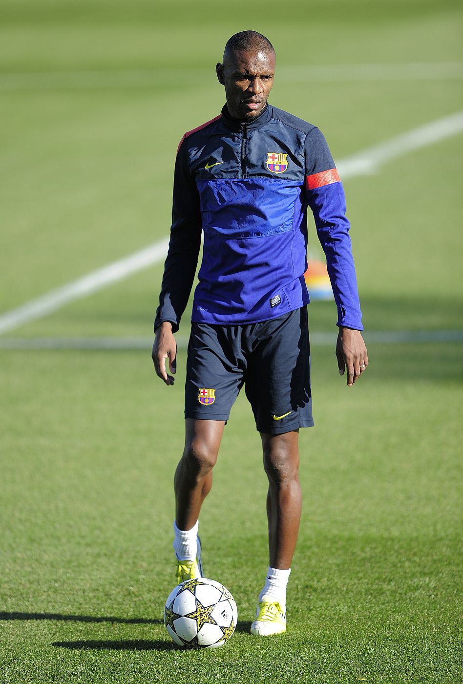 Abidal, en un entrenamiento con el Barcelona.