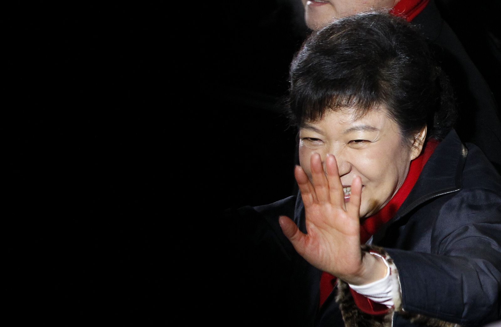 Park Geun-hye saluda tras su triunfo en las presidenciales de Corea del Sur.
