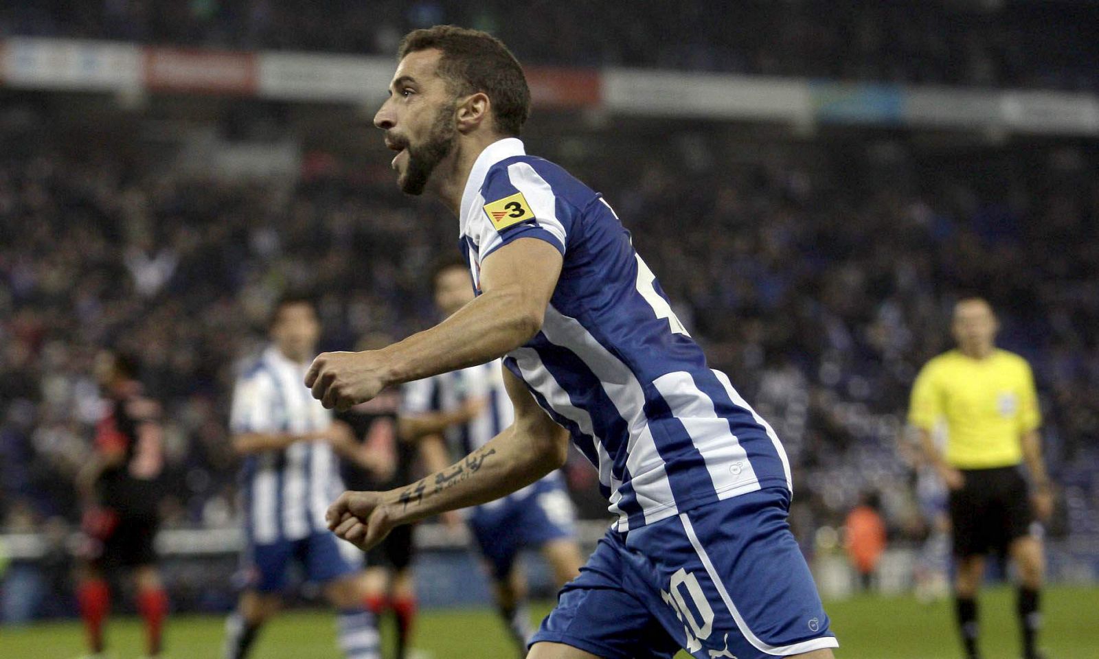 El portugués del RCD Espanyol, Simao Sabrosa, celebra su gol, primero de su equipo.