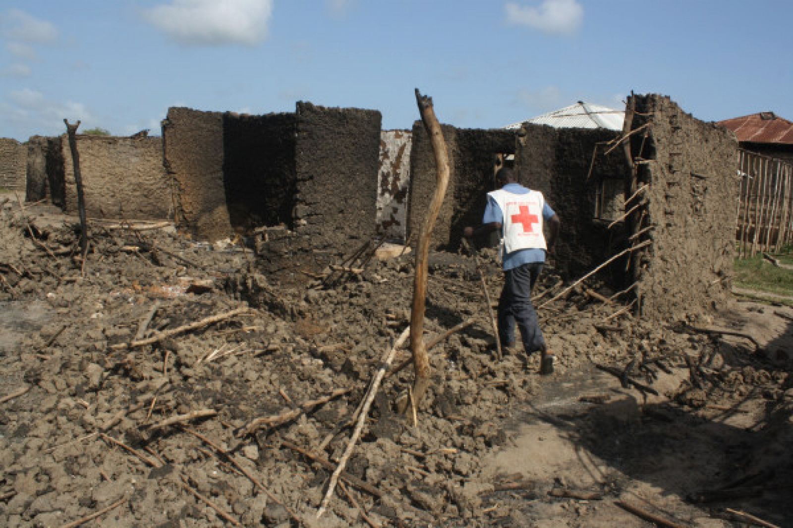 Imagen cedida por Cruz Roja de Kenia de construcciones atacadas en los enfrentamientos tribales de este 21 de diciembre en Qipao.