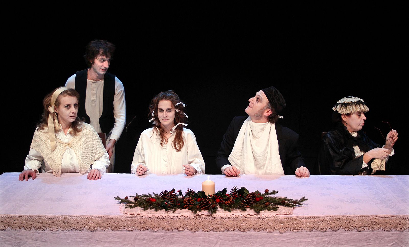 Desde su estreno en 2004, la compañía Guindalera programa en su teatro programa 'La larga cena de Navidad' que esta Navidad han llevado a los Teatros del Canal