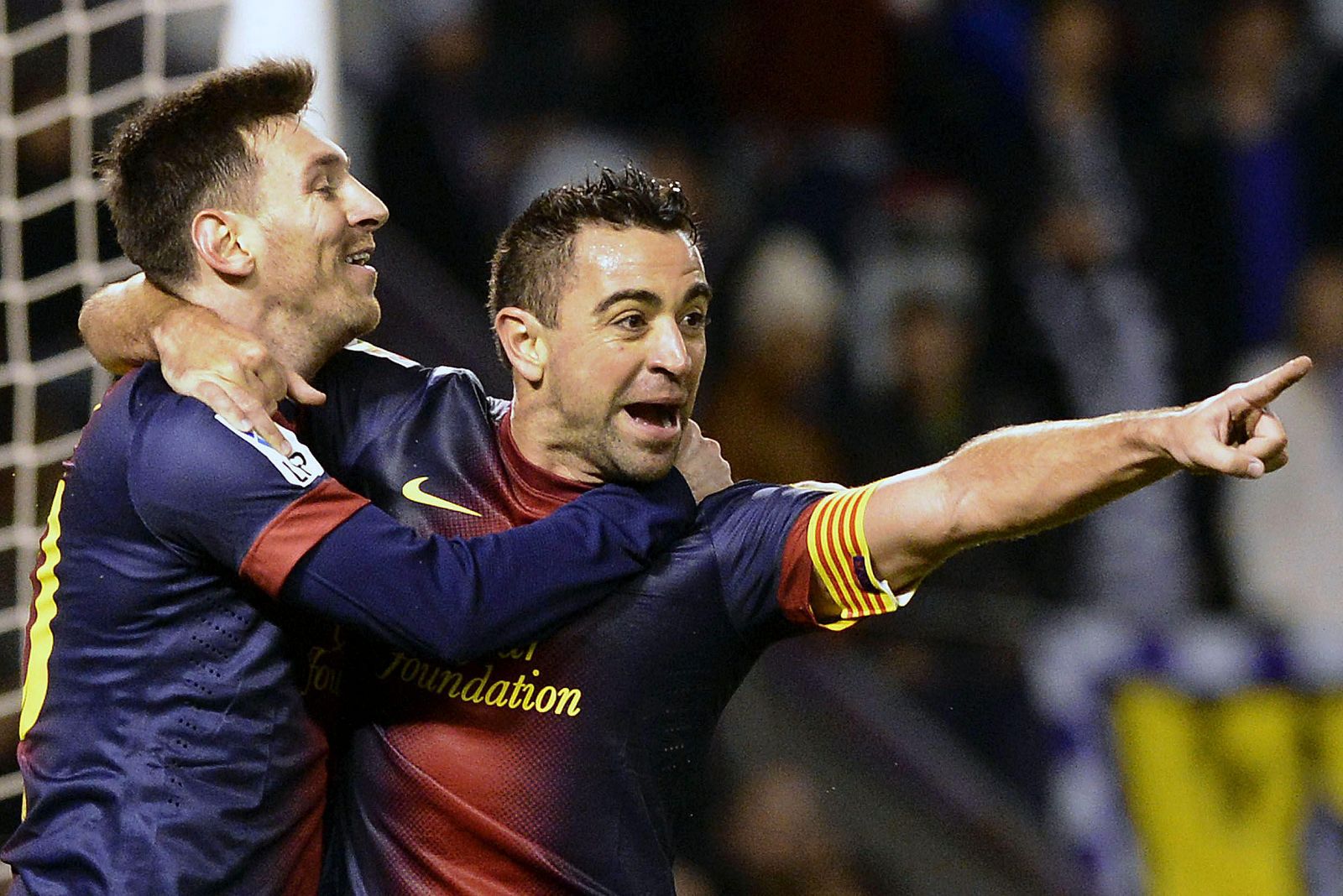Xavi Hernández (d) celebra con su compañero Leo Messi la consecución del primer gol de su equipo ante el Real Valladolid.
