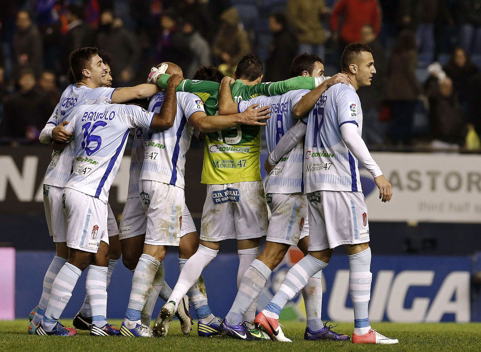 os jugadores del Granada celebran su victoria ante el Osasuna