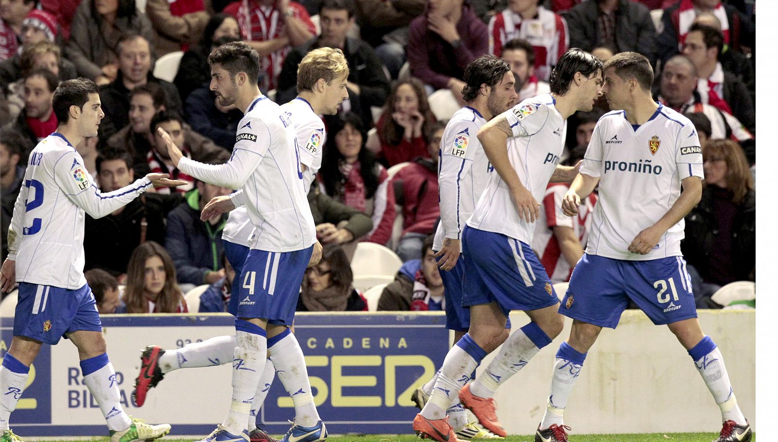 Los jugadores del Real Zaragoza celebran el primer gol del equipo maño