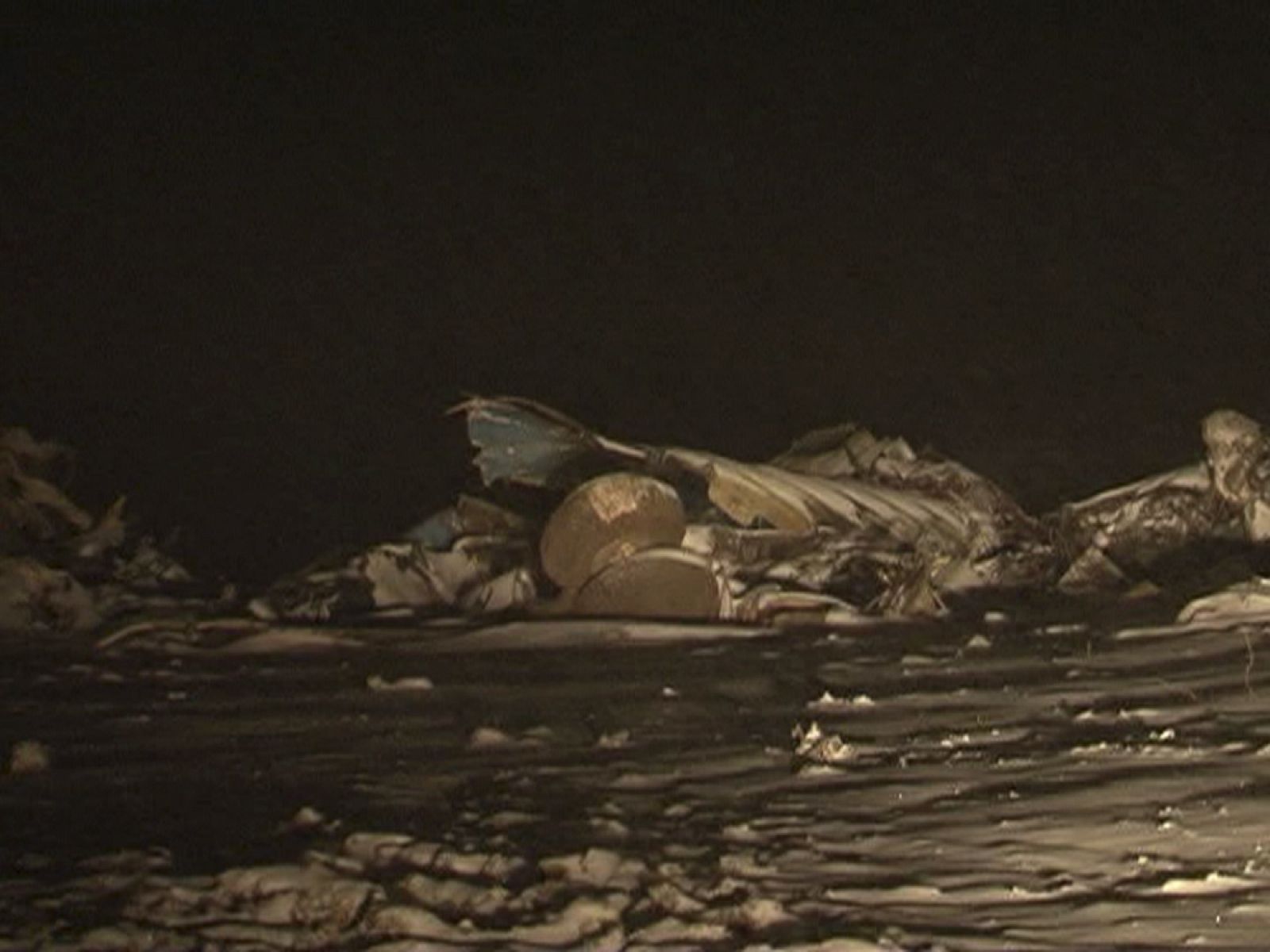 Restos del avión Antonov que se ha estrellado en Kazajstán, causando 27 muertos