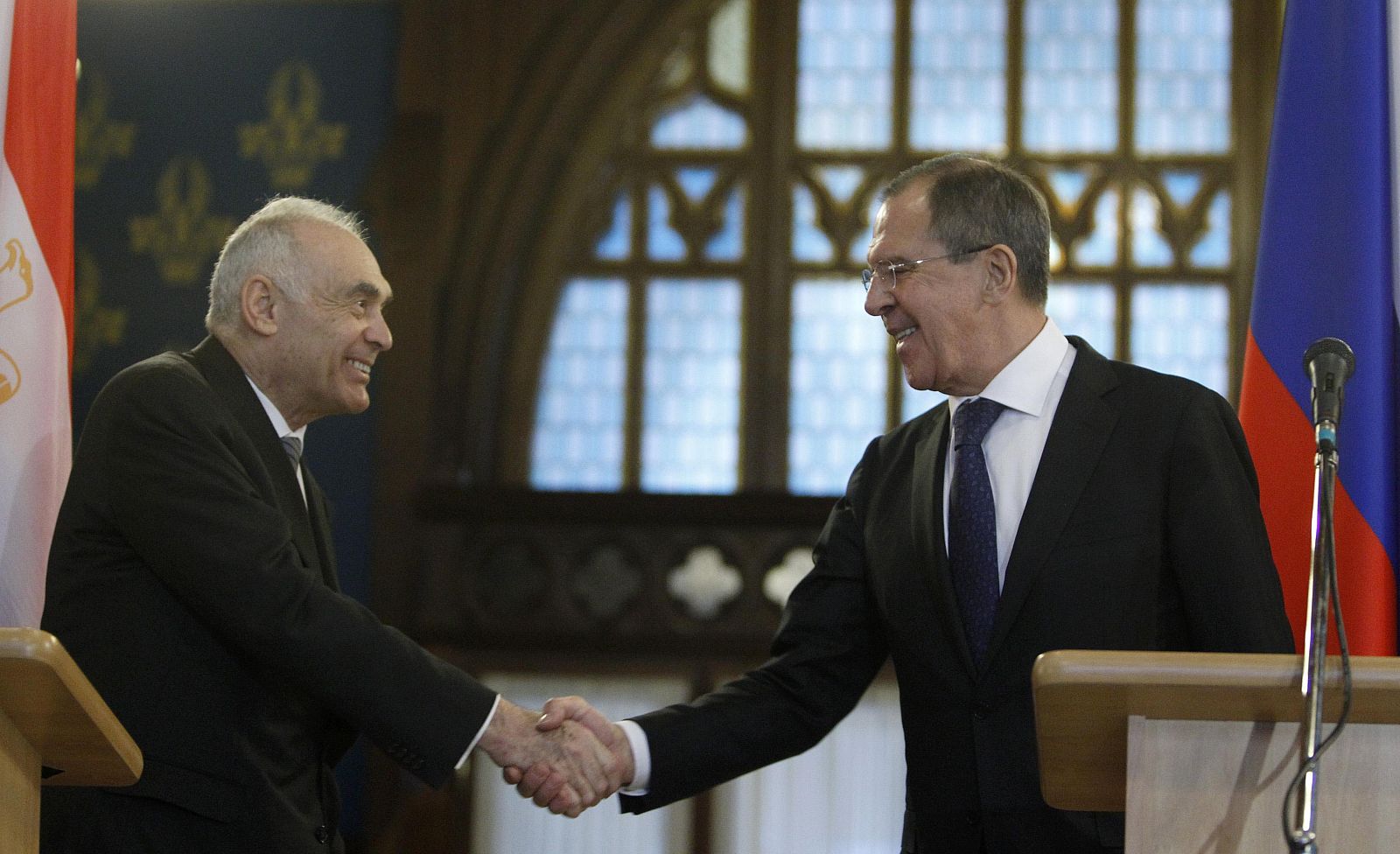 El ministro de Exteriores de Rusia, Sergei Lavrov (derecha) estrecha la mano de su homólogo egipcio, Mohamed Kamal Amr