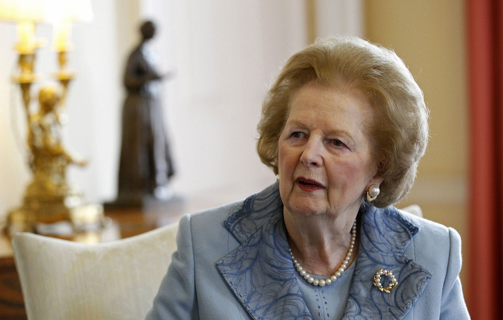 Thatcher en junio de 2010, durante un encuentro con el primer ministro británico, David Cameron