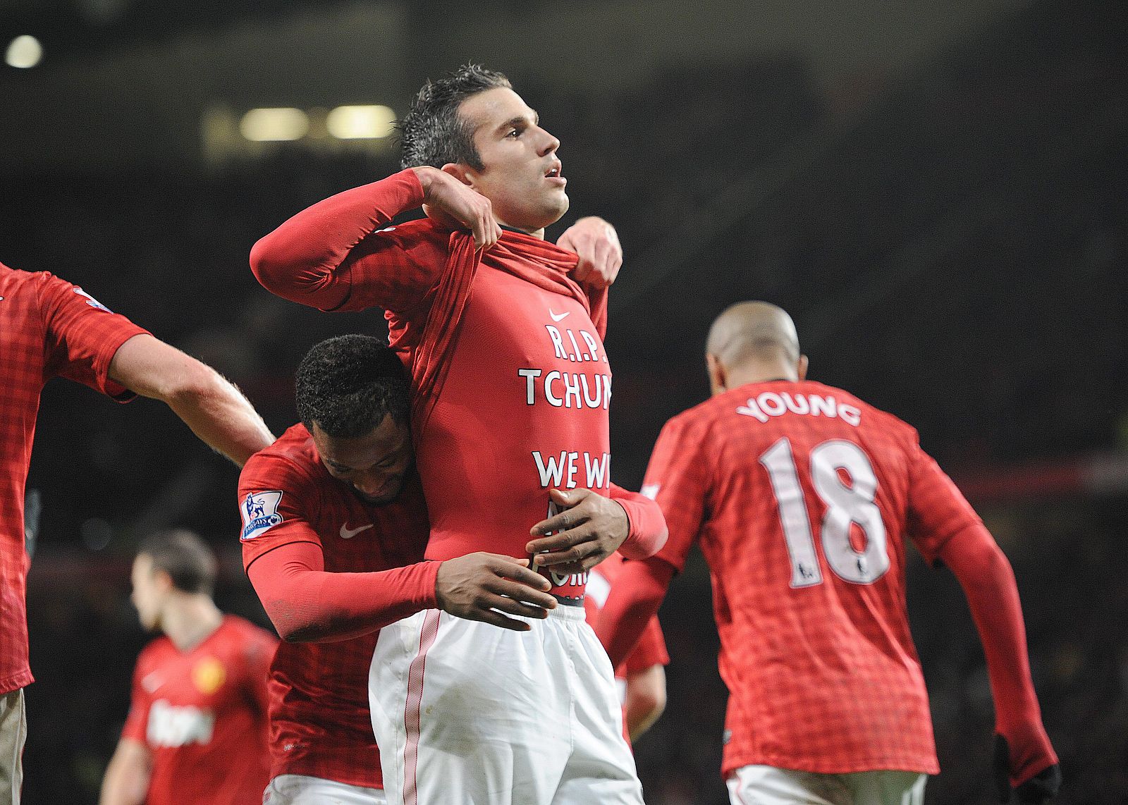 El holandés Robin van Persie celebra su gol para el Manchester con una dedicatoria