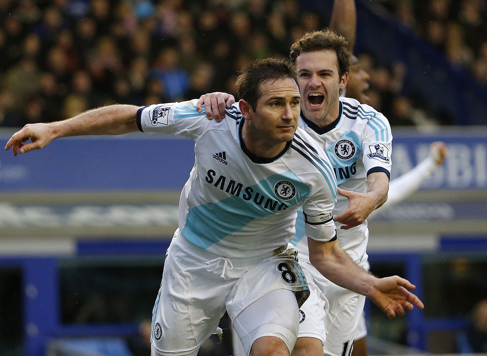 Lampard celebra uno de los dos goles contra el Everton junto al español Mata